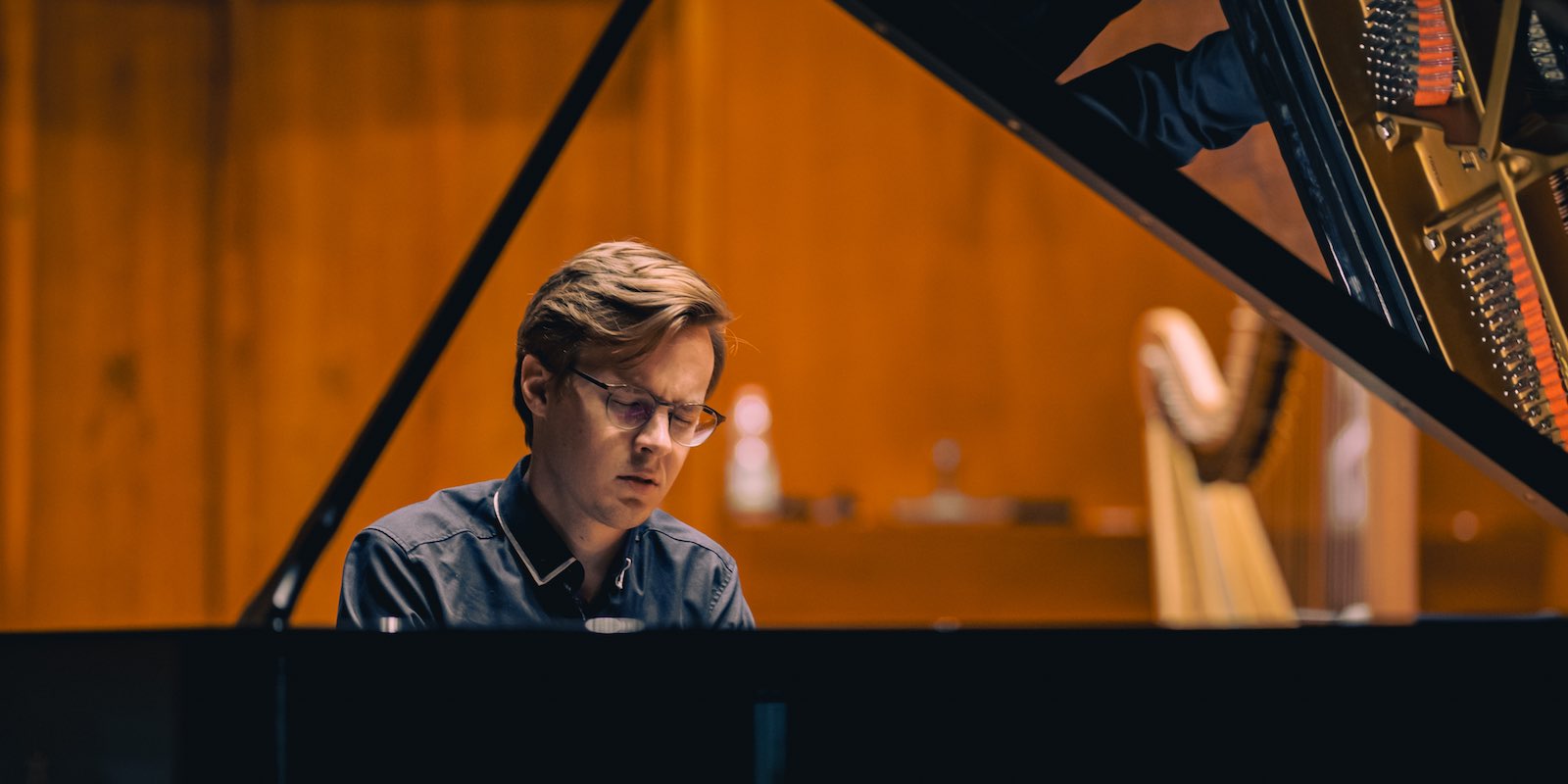 Martin Kaptein Pianista al pianoforte durante un concerto recital.